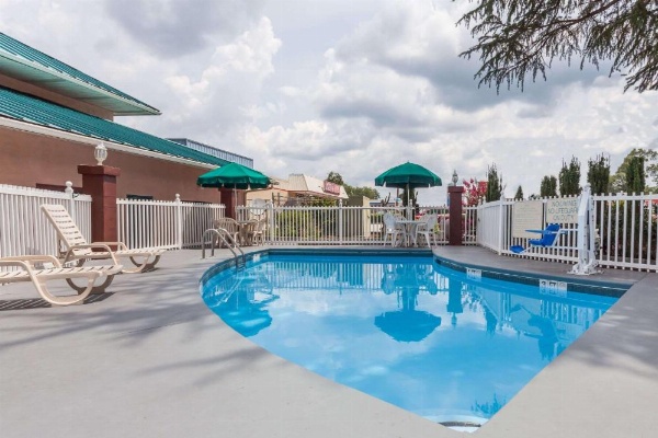 Days Inn by Wyndham Jackson image 10