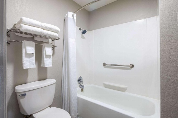 Days Inn by Wyndham Jackson image 22